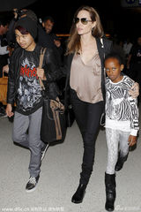 组图：朱莉深V衫现身机场 养女扎哈拉一脸不爽