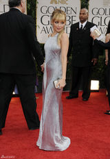组图：第69届金球奖红毯妮可-里奇银色礼服性感