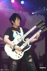 组图：八三夭开唱阿信站台 欲学谢和弦微博放料