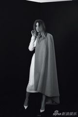 组图：德普女友艾梅柏大秀美背 透视装登杂志