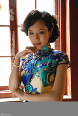 高清图：马苏玲珑身段展旗袍风韵  多剧热播掀热潮 