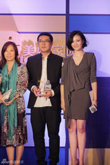 组图：刘孜受邀《美好家园》庆典 优雅身姿闪亮全场