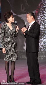 组图：周立波与妻子亲密耳语 杨澜吴征秀恩爱