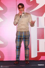 组图：郭富城个唱将凌空跳舞 带来全新超视觉享受