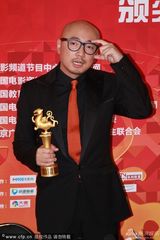 组图：徐铮获最受欢迎导演奖 摆手势搞笑卖萌