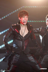 组图：金贤重开唱露胸耍性感 与gaga撞期仍火爆