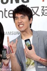 高清图：赵又廷帅气代言 与好友分享私人生活照片