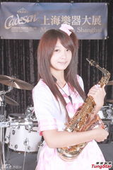 组图：许雅涵助阵上海某乐器展再显萌风