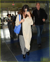 组图：赛琳娜头发凌乱现双下巴 机场遮面避拍摄