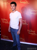 组图：暮光狼人蜡像遭撩衫秀腹肌 女星露腿献吻