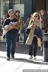 组图：娜塔丽波特曼与丈夫晒恩爱 小宝宝后背走光