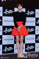 组图：孔侑黑西服帅气出席《嫌疑人》试映会