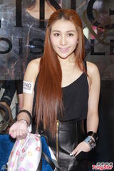 组图：文咏珊红黑装性感 与绯闻男友滴汗合照