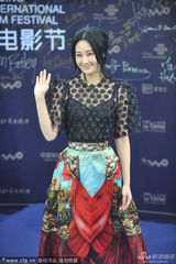 组图：林鹏黑丝配花裙亮相闭幕式蓝毯