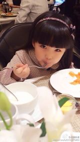 组图：Angela参观卢浮宫 黑纱短裙秀小翘臀