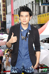 幻灯图：周杰伦签唱会魅力十足 上千粉丝冒雨捧场