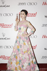 组图：范冰冰戛纳获荣誉 粉嫩花裙现身秀雪肩