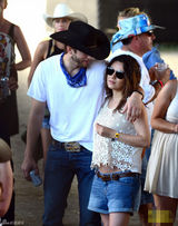 组图:米拉-库尼斯平底鞋挺孕肚亮相 与库彻热吻