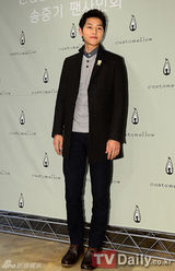 组图：韩演员宋仲基签名会帅气迷人 吸引大批粉丝