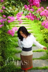 组图：氧气美女江一燕登封面 亲近自然展乐活姿态