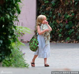 组图：朱莉假期带双胞胎出街 做称职妈妈两不误