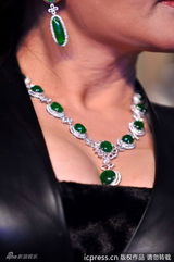 组图：范冰冰刘晓庆台下热聊 贴脸搂肩亲密似姐妹