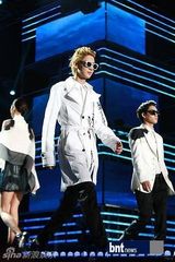 组图：EXO-K成员与2AM郑珍云等亮相T台秀