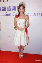 组图：上届港姐为朱晨丽加冕 应届港姐三甲竞艳