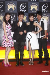 高清组图：音乐金曲奖主持人亮相 吴宗宪携手侯佩岑