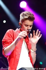 组图：比伯献唱动感十足 斯威夫特激情跪地野性十足