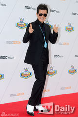 组图：少女时代IU助阵《冠军秀》百回纪念直播