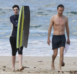 组图：海瑟薇比基尼性感 与老公十指紧扣热吻