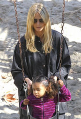 组图：海蒂-克鲁姆宽松外套陪女儿玩耍显母爱