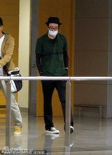 组图：俞灏明口罩遮面赶戏 身材消瘦仍穿弹力衣