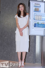 组图：全智贤白裙性感站台 露香肩甜美端庄