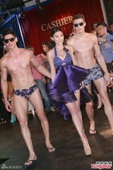 组图：周秀娜开胸秀事业线 爆乳骨感两不误