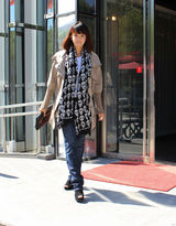 组图：海陆街拍LOOK 卡其色风衣搭牛仔裤