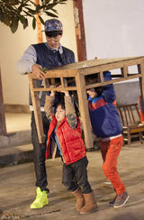 组图：《爸爸去哪儿》抓泥鳅 萌娃瞬间变泥孩儿