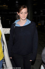 组图：艾玛学院装亮相 领口大开露性感锁骨