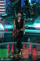 组图：快男7进6看点多 杨幂当V神华晨宇唱摇滚