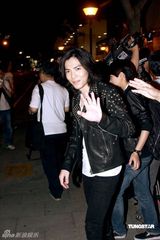 幻灯组图：萧敬腾着铆钉皮衣献唱 卢广仲瑶瑶泯恩仇