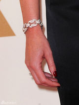 组图：艾美奖红毯 格雷琴-莫尔红唇冶艳复古妖娆