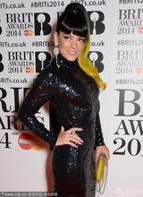 组图：莉莉-艾伦黄发抢眼 紧身亮片裙性感火辣