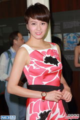 组图：梁咏琪与外籍老公甜蜜亮相 自曝恩爱故事