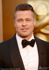 组图：皮特牵手朱莉情侣装亮相 秀恩爱全场轰动