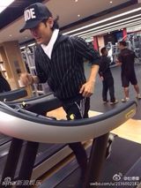 组图：杜德伟不理控告爬山 感慨遇到困难也从容