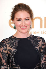 组图：艾美奖红毯 凯莉-麦克唐纳棕榈蕾丝裙端庄