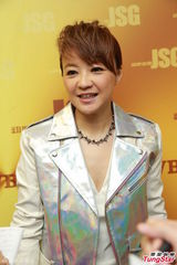 组图：陈慧娴泳儿潮装出席《劲歌金曲》录影