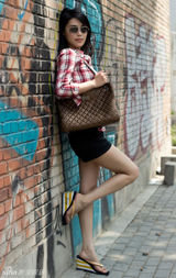 组图：韩丹彤街拍格纹衬衣搭短裤