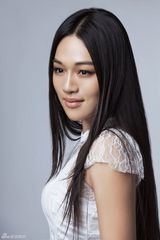 组图：茱迪写真似钟丽缇 白衣短裤展活力